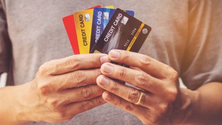 Sem dinheiro para pagar um boleto? Aprenda a pagá-lo pelo cartão de crédito