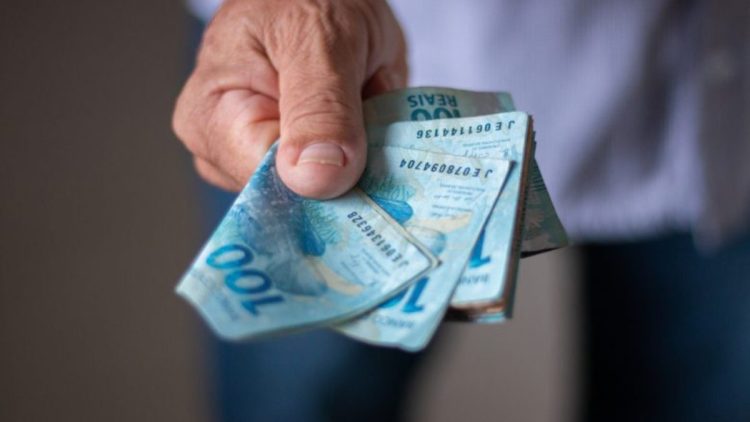 Governo libera ajuda de R$ 800 para quem aceitar morar com parente idoso