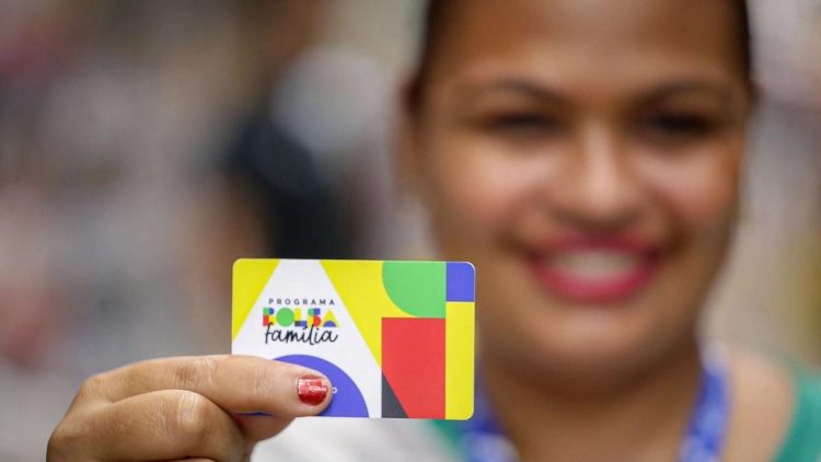 Cartão de saque do Bolsa Família ainda pode ser solicitado e traz BENEFÍCIOS
