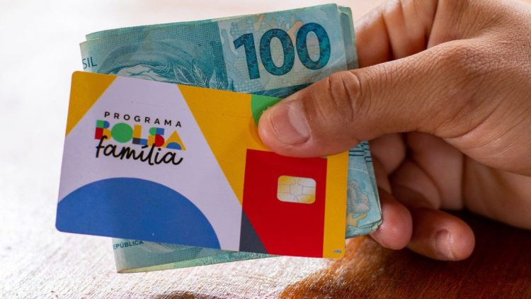13º salário começa a ser pago para os titulares do Bolsa Família; acompanhe o calendário