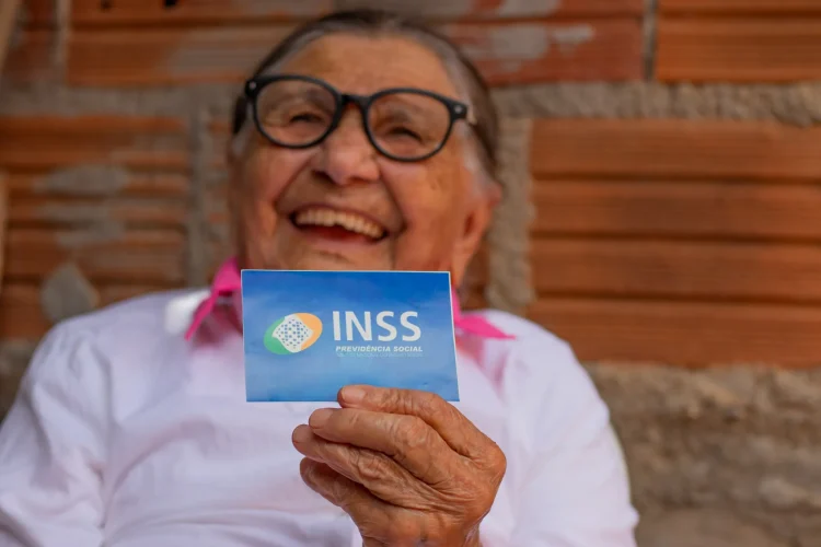 Clube de VANTAGENS do INSS tem guia prático para os aposentados ganharem BENEFÍCIOS