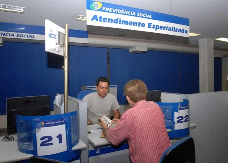 Aposentado do INSS se choca com os descontos nos salários de junho