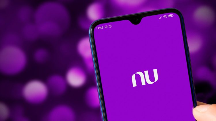 Nubank na tela de um celular