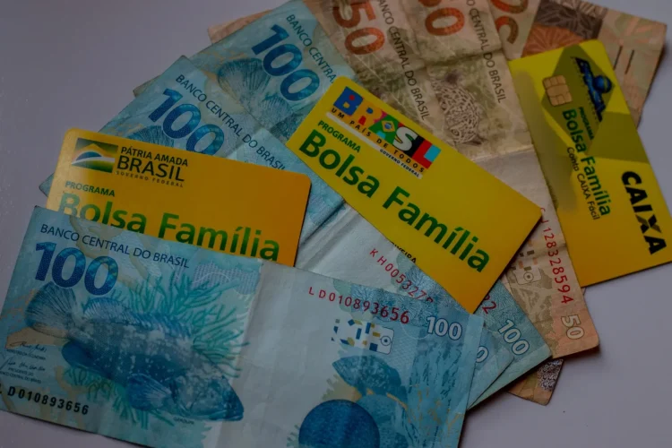 Brasileiros recebem último pagamento de julho do BOLSA FAMÍLIA; confira quem recebe