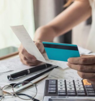 Consumidores COMEMORAM recurso do Serasa que ajuda a zerar as dívidas