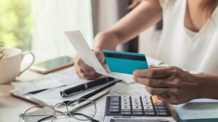 Consumidores COMEMORAM recurso do Serasa que ajuda a zerar as dívidas