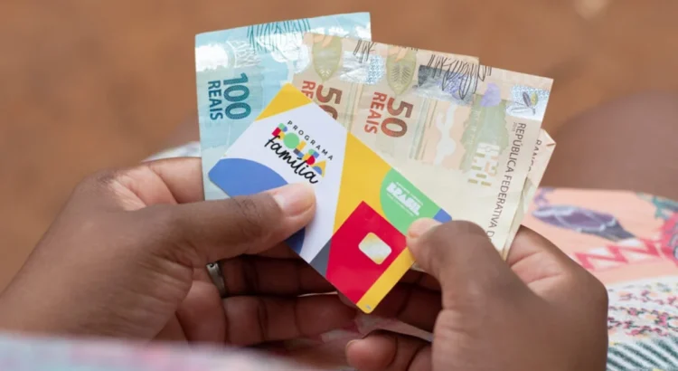 Titular do Bolsa Família já pode CONSULTAR se está dentro das NOVAS regras