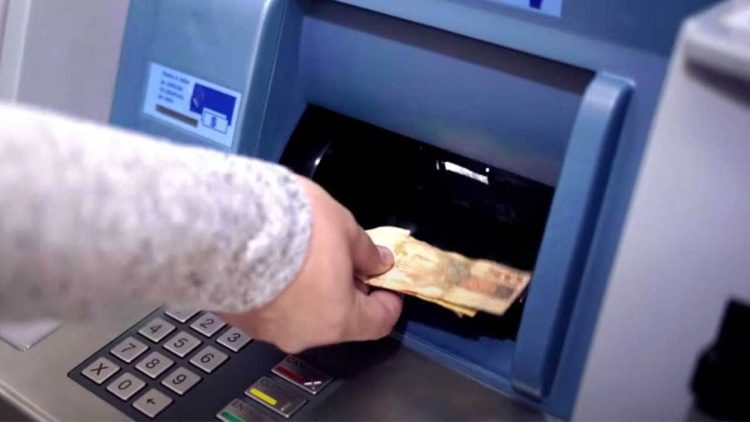 CAIXA começa a depositar R$ 12,7 BILHÕES nas contas de brasileiros; confira quem recebe
