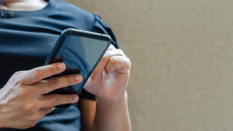 Seguro para CELULAR é cada vez mais contratado, inclusive para modelos básicos. Confira como funciona