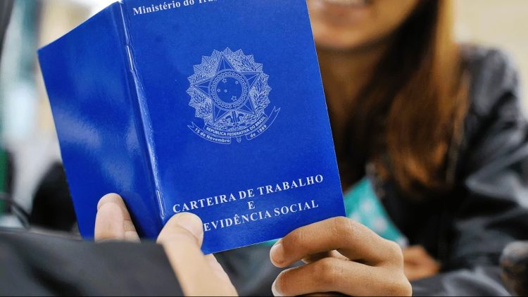 Empresa oferece vagas de emprego para recém-formados e com salários de R$ 7 mil; confira