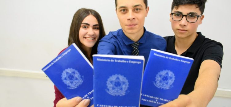 jovens trabalhando