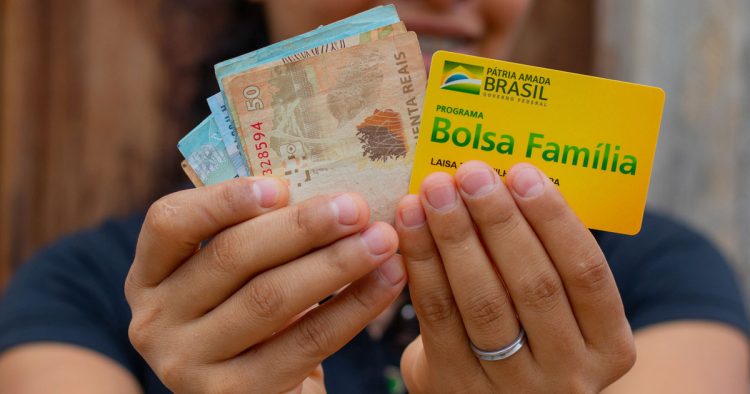 Titular do Bolsa Família pode ANTECIPAR os pagamentos de segunda-feira