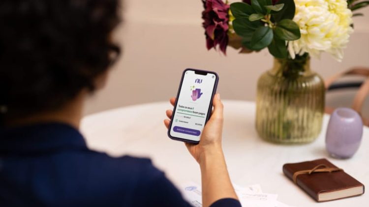 Clientes NUBANK comemoram novo serviço disponível no aplicativo