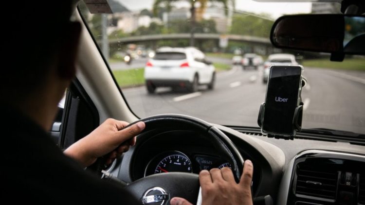 Motorista de APP que for SUSPENSO pela plataforma será INDENIZADO
