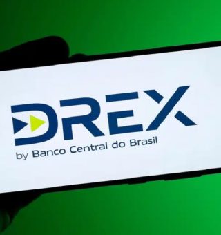 No início desta semana, o Banco Central realizou uma live para dar detalhes e explicar melhor o DREX, ou Real Digital, que será lançado futuramente para todos os brasileiros. Uma das dúvidas é se ele será usado dentro dos bancos ou será criada uma plataforma à parte especial para ele.