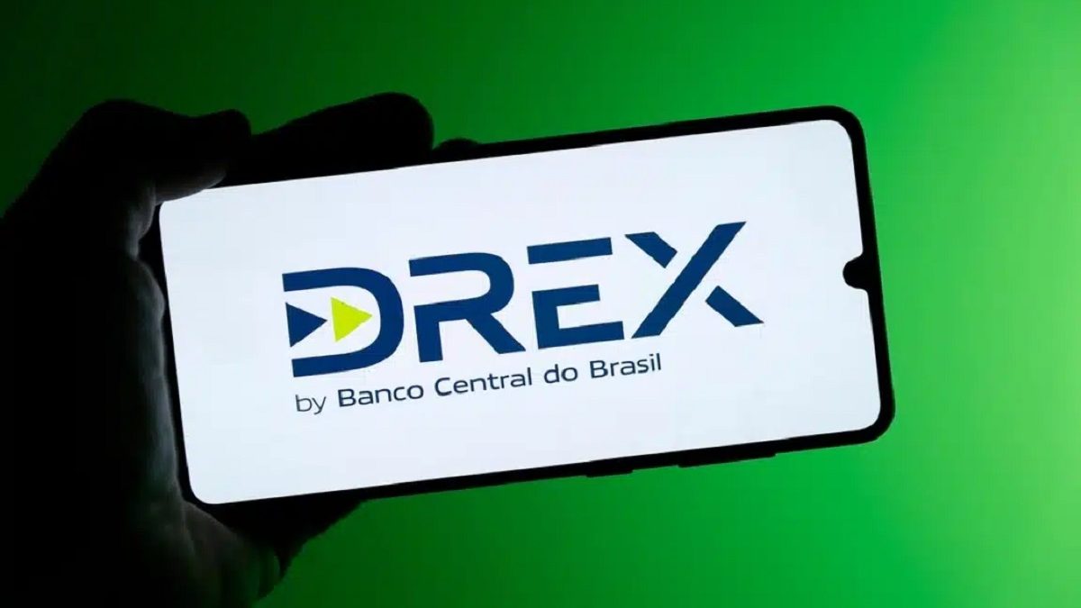 No início desta semana, o Banco Central realizou uma live para dar detalhes e explicar melhor o DREX, ou Real Digital, que será lançado futuramente para todos os brasileiros. Uma das dúvidas é se ele será usado dentro dos bancos ou será criada uma plataforma à parte especial para ele.