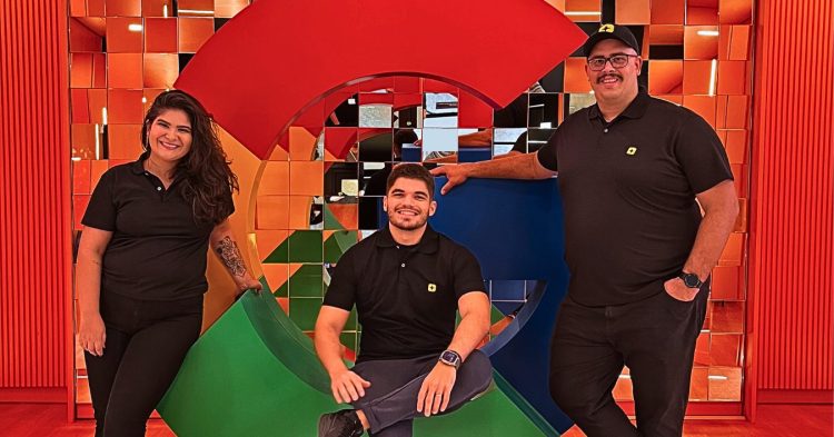 Equipe da empresa AdSeleto sentada na sede do Google Brasil