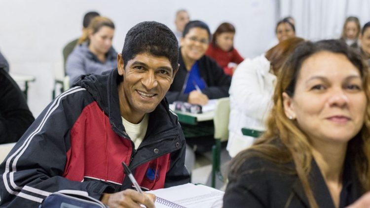 adulto estudando