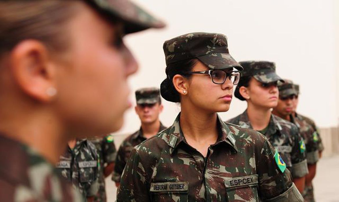 Como as mulheres podem ingressar na carreira militar