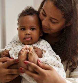Licença-maternidade é LIBERADA para NOVO GRUPO após governo mudar regra antiga