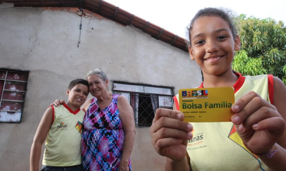 Bolsa Família contempla um novo grupo nesta quinta-feira com valor acima de R$ 1 mil