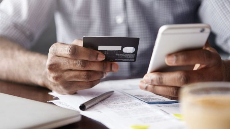 Novo cartão de crédito é ISENTO de anuidade e DEVOLVE parte do valor gasto em compras