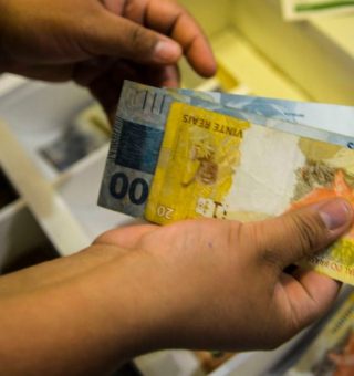 Brasileiros têm dinheiro a receber da época do confisco do Collor; veja como consultar e resgatar