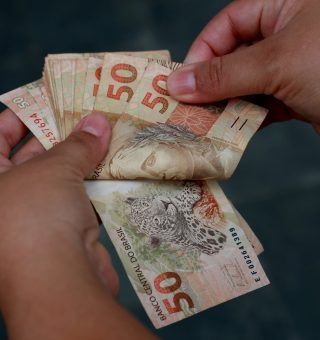 Pix mínimo de R$ 5 mil começa a cair na conta de brasileiros cadastrados no site do governo