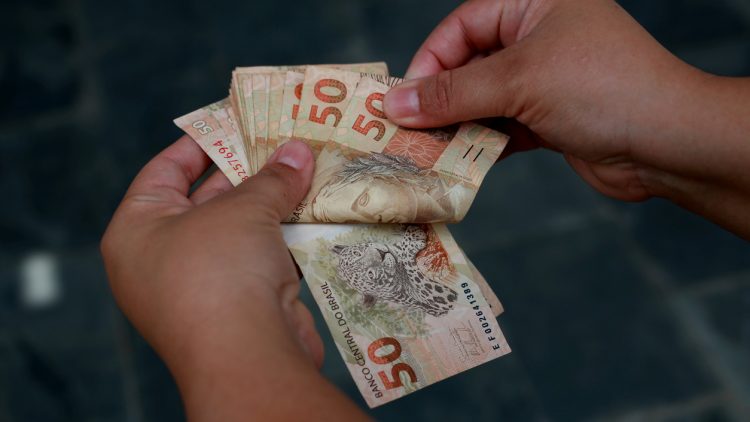Veja como garantir BENEFÍCIO de R$ 1.050 por mês; novo programa já está valendo