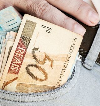 Brasileiros têm muito dinheiro a receber dos bancos; saiba como reaver valores