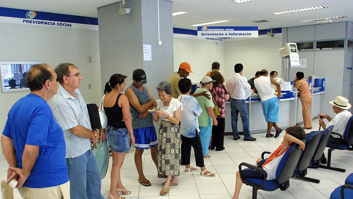 Brasileiros aguardam aposentadoria do INSS mas este fator deixa muita gente PREOCUPADA