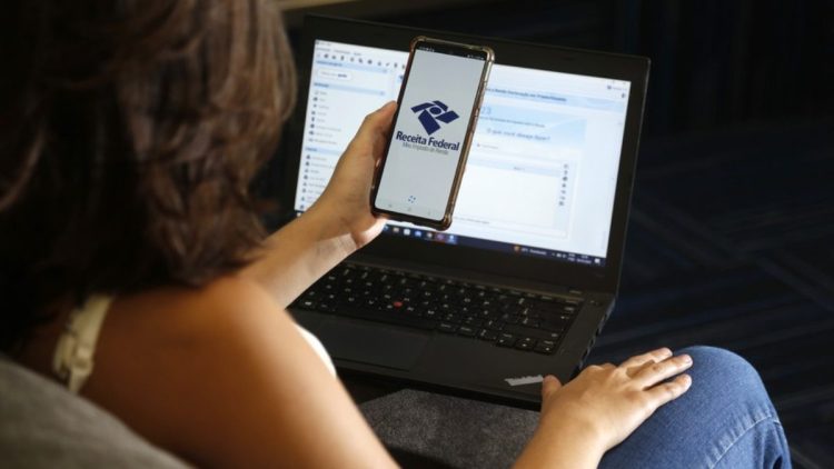 Ficou de fora do 1° lote da restituição? Aprenda a consultar o seu lugar na fila do recebimento