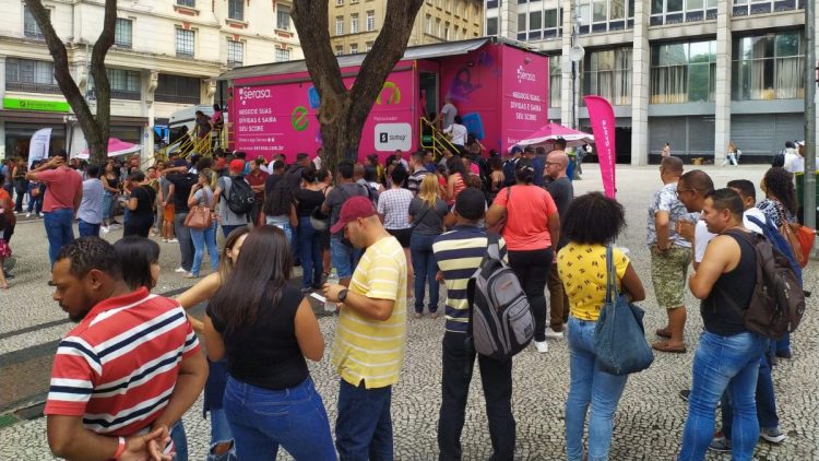 SERASA faz campanha especial e brasileiros fazem fila para aproveitar