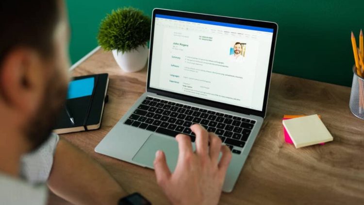 Vagas de Emprego: Santander abre oportunidades com salários de até R$ 8,3 mil
