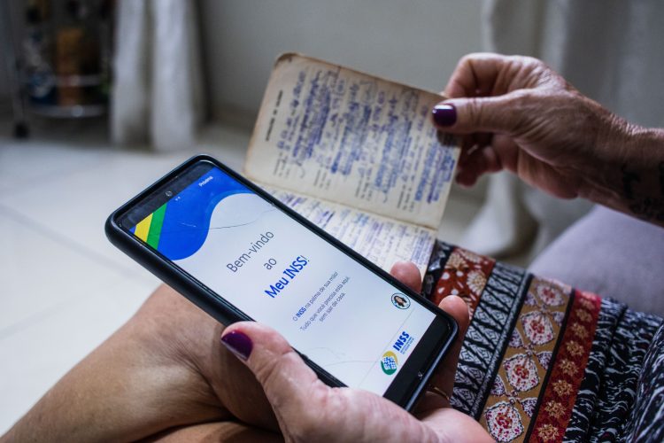 O que é o 13º salário? Implementado no ano de 1962, o 13º salário consiste em uma remuneração extra, equivalente a um mês de serviços prestados. Esta foi a maneira encontrada pelo Governo Federal para que as empresas, entidades, órgãos e instituições possam arcar com o pagamento de dias avulsos de trabalho que podem se exceder durante o decorrer do ano. Neste sentido, é preciso reforçar que, como as próprias denominações indicam (13º salário e abono natalino), este é um benefício que costuma ser pago no final de cada ano. Ele foi regulamentado pela Lei nº 4.090, que diz: "No mês de dezembro de cada ano, a todo empregado será paga, pelo empregador, uma gratificação salarial, independentemente da remuneração a que fizer jus".