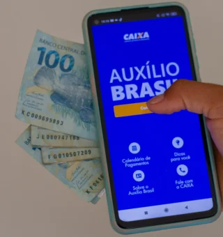 Ex-titulares do Auxílio Brasil são surpreendidos com NOVO depósito em suas contas