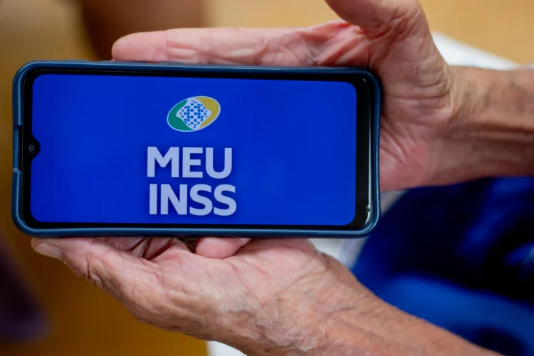 Netos estão autorizados a receber pensão após falecimento do avô ou avó aposentados? Governo explica