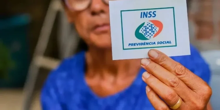 Toda mulher de 63 anos pode aposentar? Descubra as regras de acesso ao principal benefício do INSS