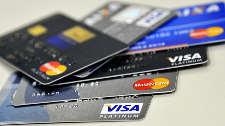 Adeus, anuidade! 5 cartões de bancos digitais que oferecem os melhores benefícios grátis