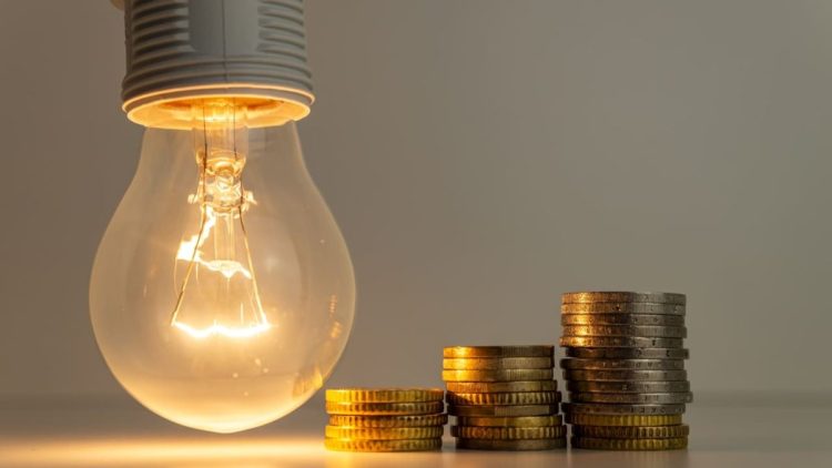 Titulares do Bolsa Família ganham até 65% de desconto na conta de luz; veja como conseguir benefício