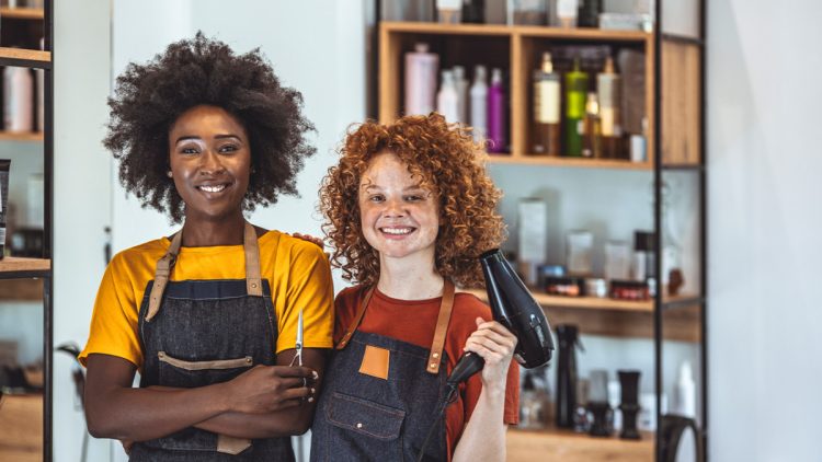 Empreendedores comemoram NOVO benefício para ajudar a gerir os seus negócios