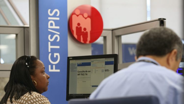 FGTS com saque-aniversário em fevereiro: veja quem está autorizado a retirar R$ 6 mil