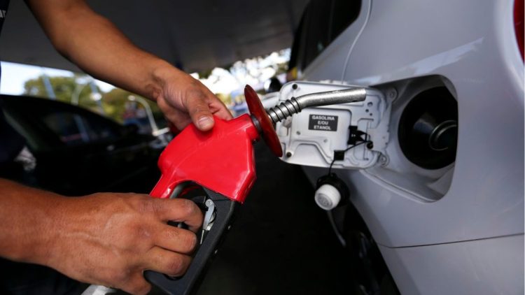 Preço da gasolina SOBE em fevereiro e chama atenção com novo valor