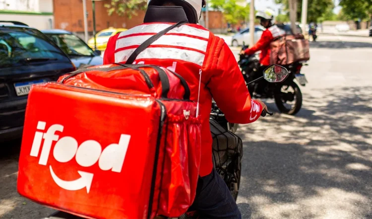 Motoboy com bag do iFood em cima da moto