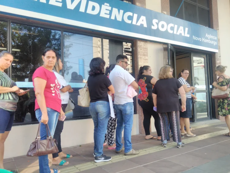 Fila de espera do INSS anuncia meta para reduzir tempo de análise dos benefícios até dezembro