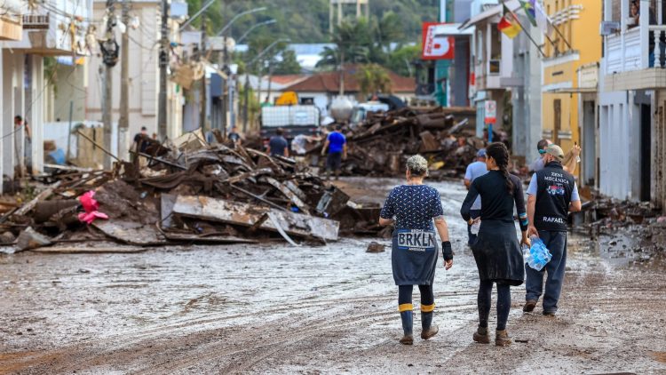 Auxílio reconstrução começa a ser liberado e familiares terão direito a R$ 5,1 mil no PIX