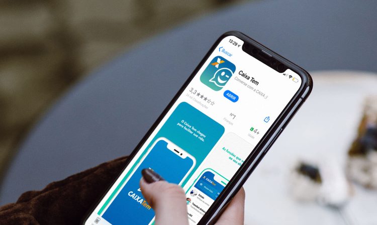 Um celular com o aplicativo do Caixa Tem na tela de instalação