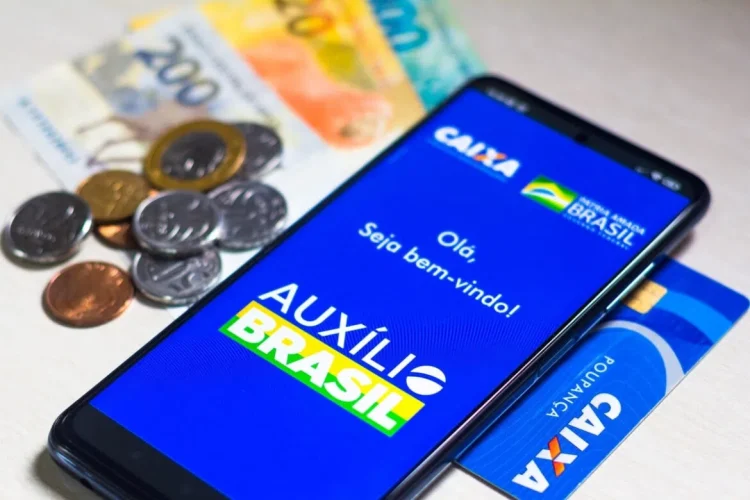 Auxílio Brasil tem algum telefone de contato? Veja como consultar a indenização