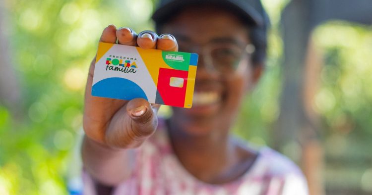 Titular do Bolsa Família é comunicado sobre bloqueio em mensagens no app