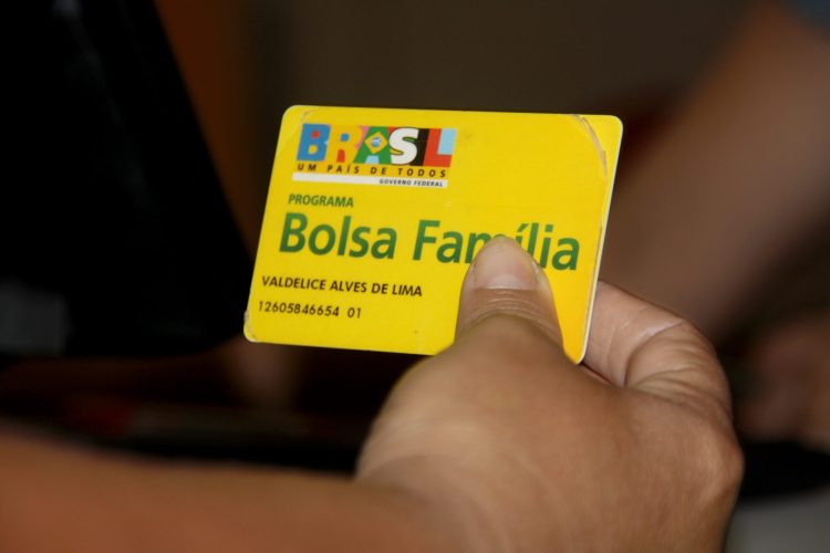 Titular do Bolsa Família receberá ABONO NATALINO com valores extras na conta
